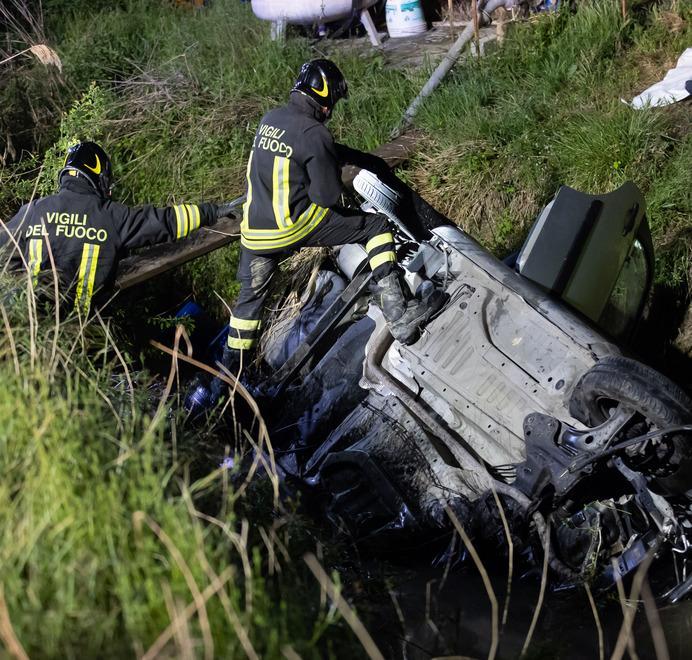 Scontro all’incrocio, due morti nel canale 