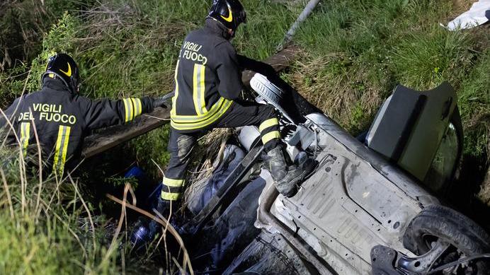 Scontro all’incrocio, due morti nel canale
