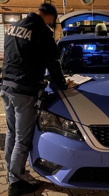 Entra in casa per rubare e violenta la ragazza 