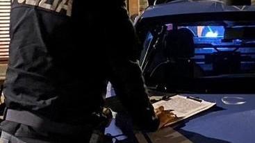 Entra in casa per rubare e violenta la ragazza