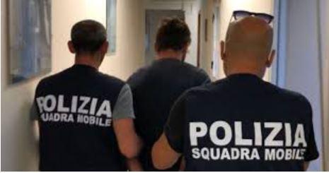 Entra in casa per rubare e violenta la ragazza 