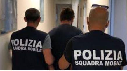 Entra in casa per rubare e violenta la ragazza