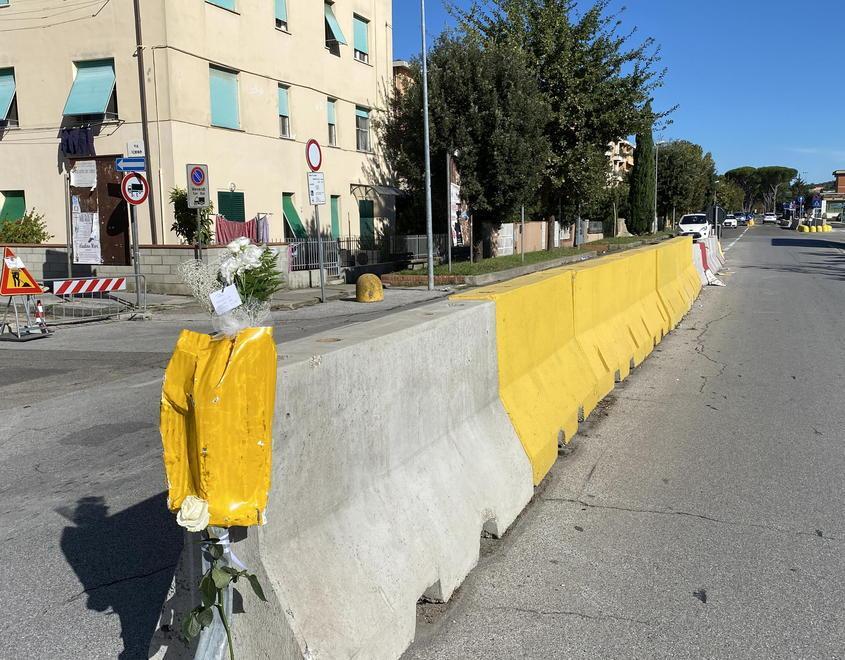 Lo spartitraffico contro cui morì nello schianto in auto Marco Del Rosso jr il giorno del suo compleanno