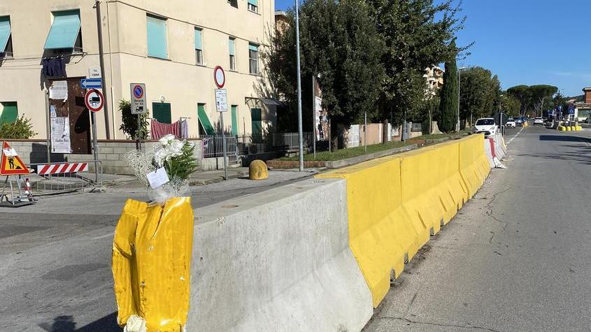 Lo spartitraffico contro cui morì nello schianto in auto Marco Del Rosso jr il giorno del suo compleanno