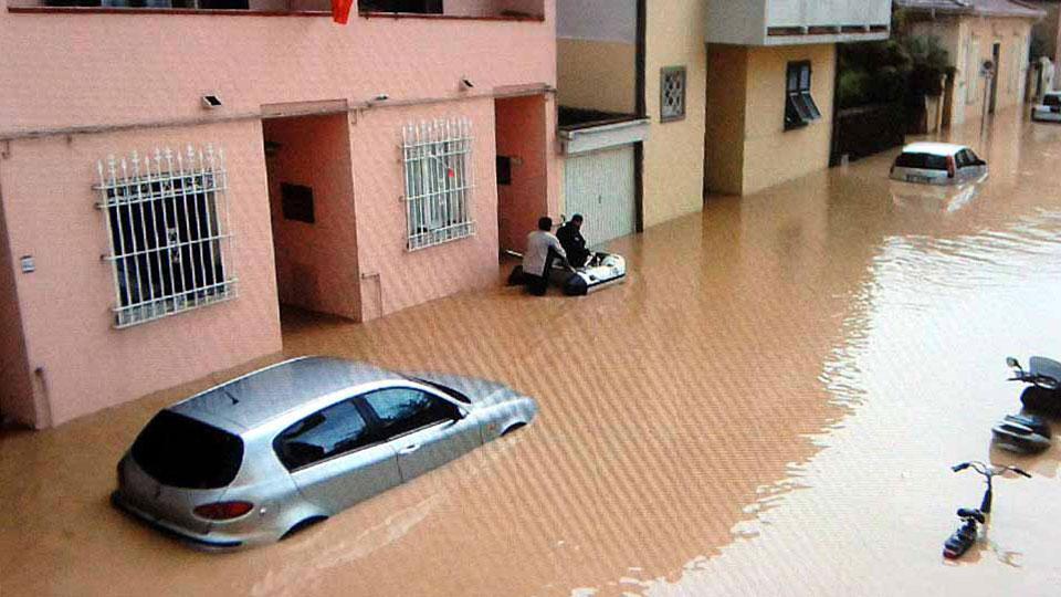 Il fiume di acqua e fango che ha invaso Carrara foto claudio cuffaro