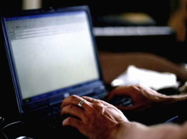 La relazione finisce, lui diffonde materiale intimo: perseguitata con video e foto 