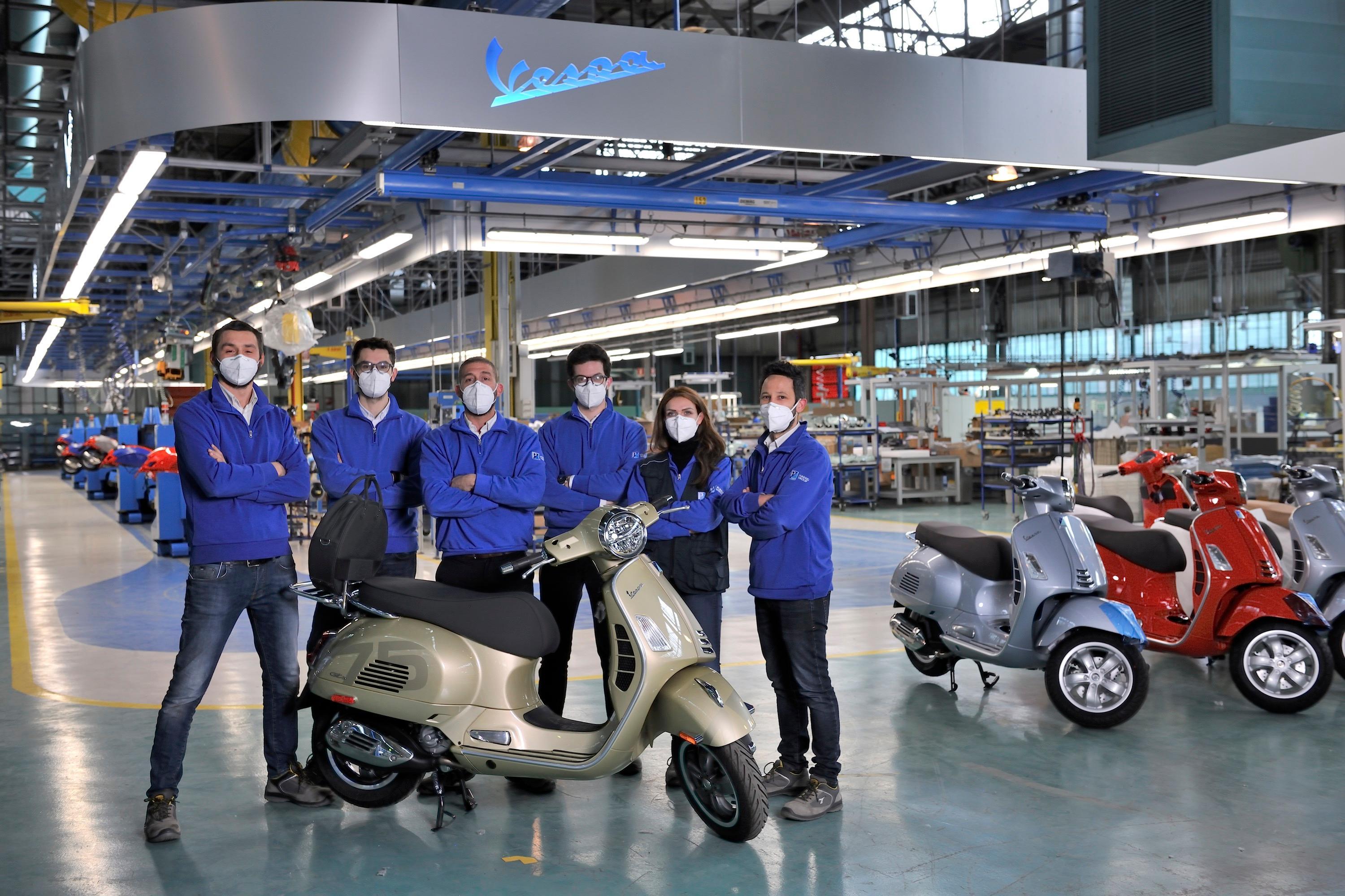 La foto scattata a Pontedera della Vespa numero 19 milioni