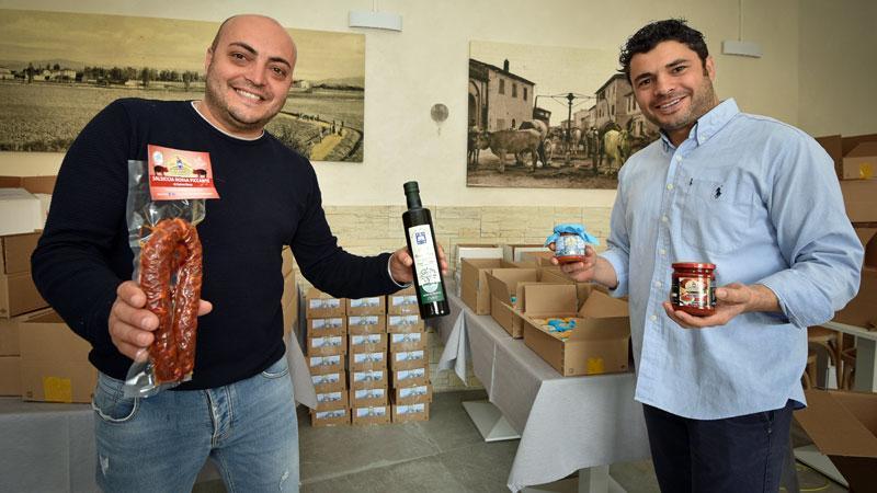 Da sinistra i fratelli Nicola e Gennaro Abbruzzese, ristoratori di Grosseto (foto agenzia bf)