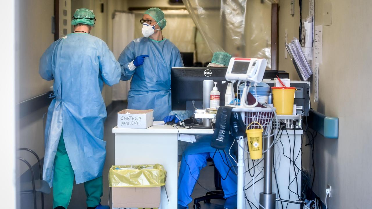 Covid, altre cinque vittime nel Ferrarese, ma calano i positivi: sono 59