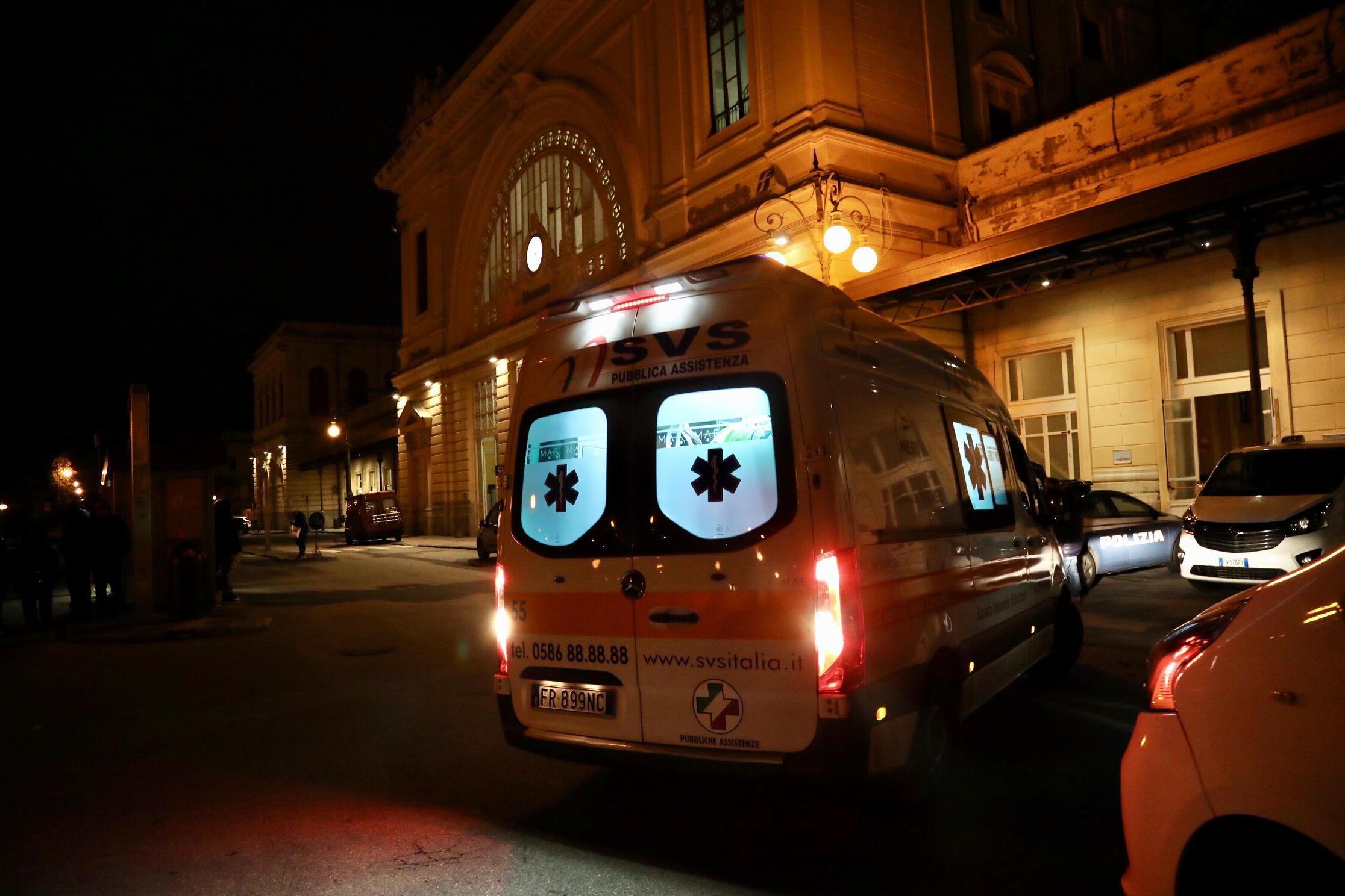 L'ambulanza Svs e la polizia alla stazione