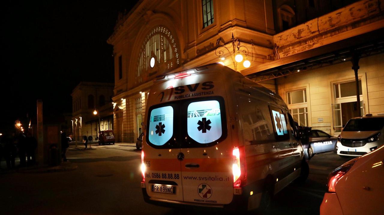 L'ambulanza Svs e la polizia alla stazione