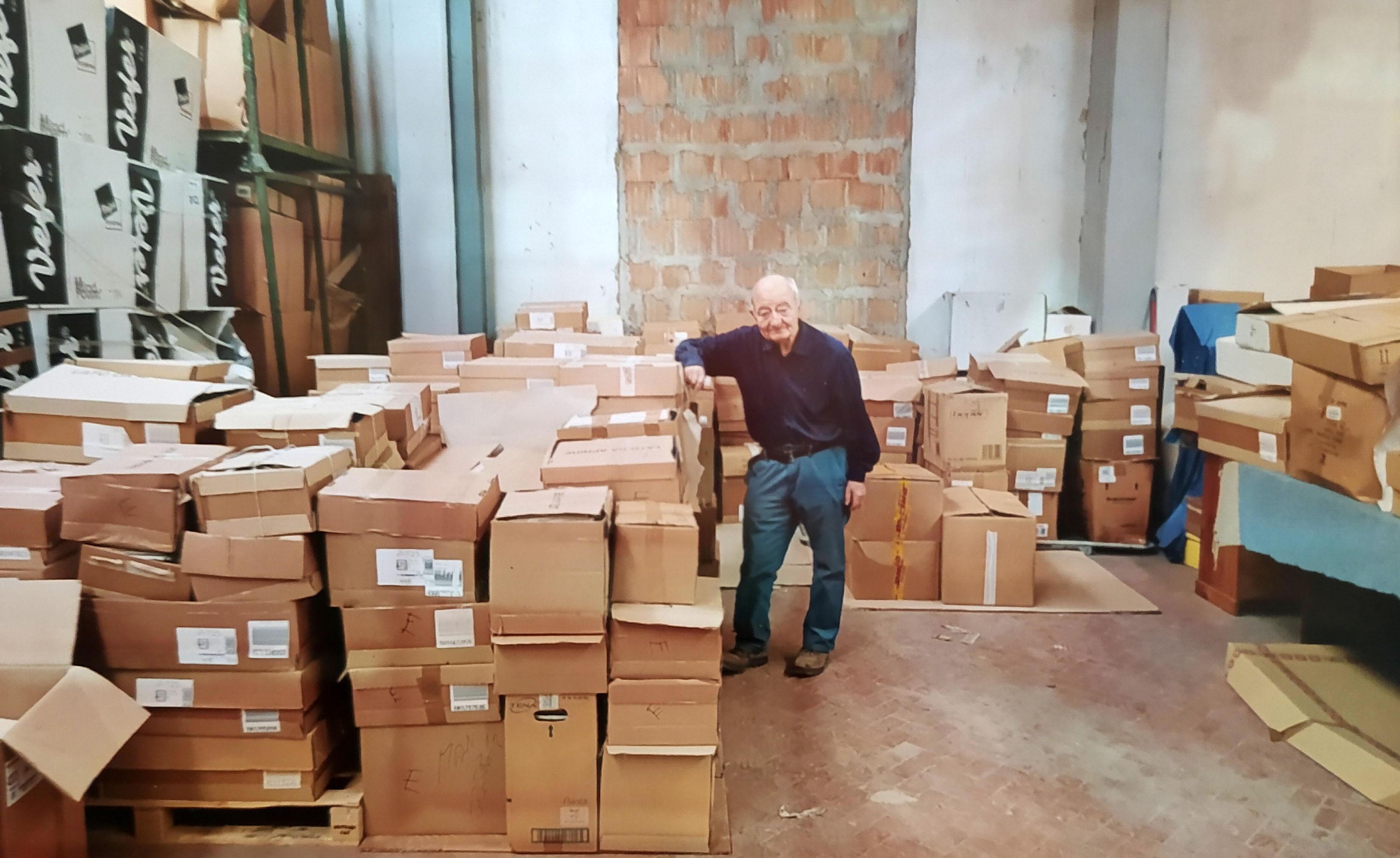 Ha un'emeroteca con tonnellate di giornali ma ora dovrà disfarsene 