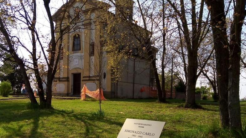 Una targa in memoria di Carlo Simonazzi trucidato dai nazisti il 24 aprile 1945