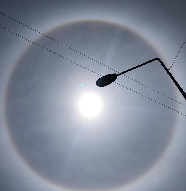 Il sole mette l’aureola: tutti con il naso in su e c’è chi pensa agli Ufo