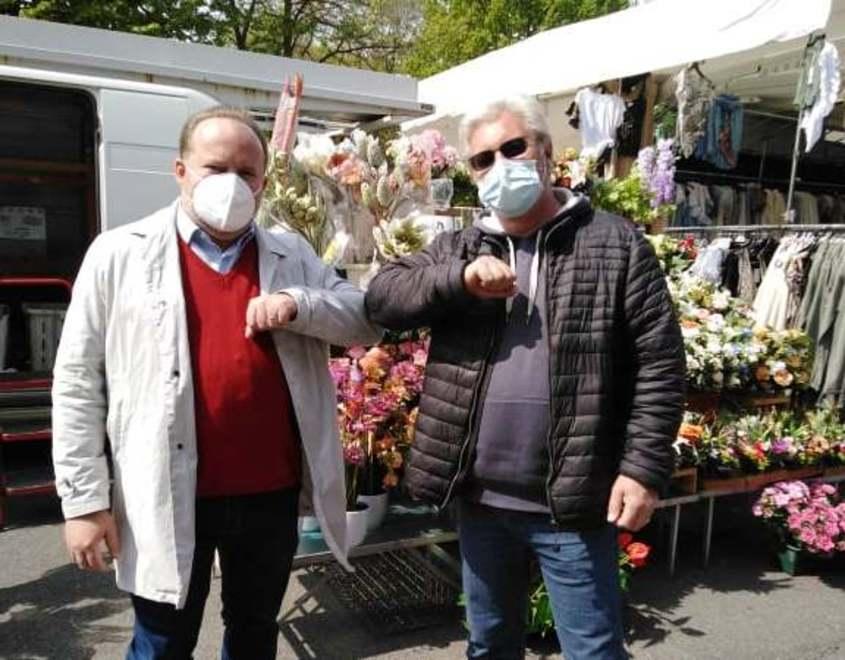 E l’ex assessore rispunta tra gli ambulanti di Avenza Che lo elogiano: «Era ok» 