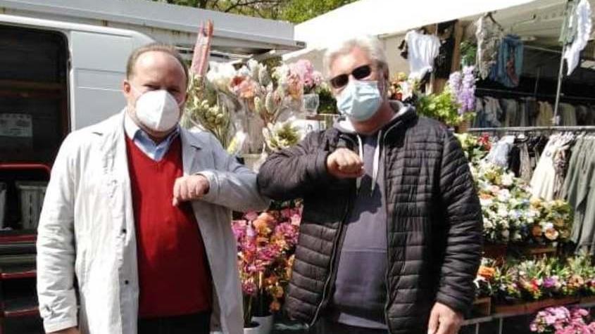 E l’ex assessore rispunta tra gli ambulanti di Avenza Che lo elogiano: «Era ok»