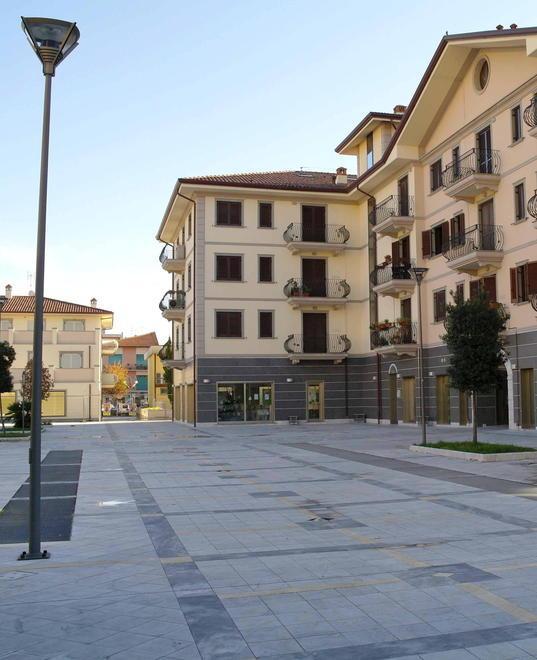 Si rifà il “cuore” di Querceta Nuovo manto per piazza Pertini 