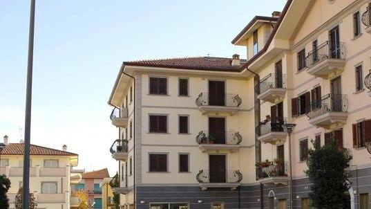 Si rifà il “cuore” di Querceta Nuovo manto per piazza Pertini