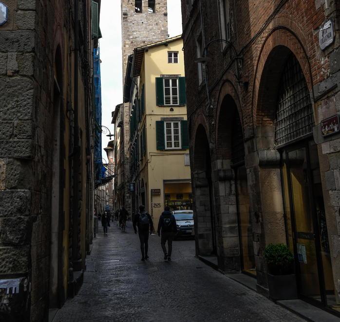 Lavori per ripristinare le grondaie Via Fillungo chiusa per un tratto