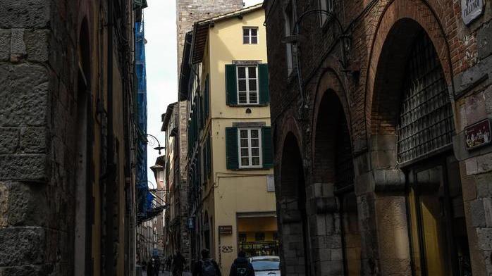Lavori per ripristinare le grondaie Via Fillungo chiusa per un tratto