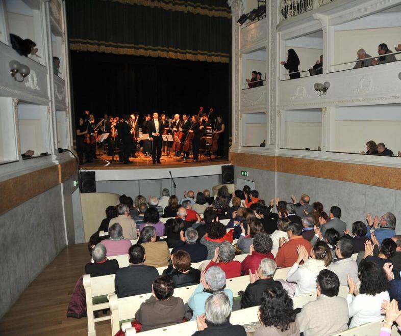 «Intitoliamo il teatro dell’Olivo al grande baritono Mastromei»