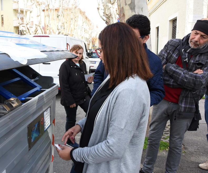 Ecco le fototrappole per chi getta rifiuti fuori dai cassonetti 