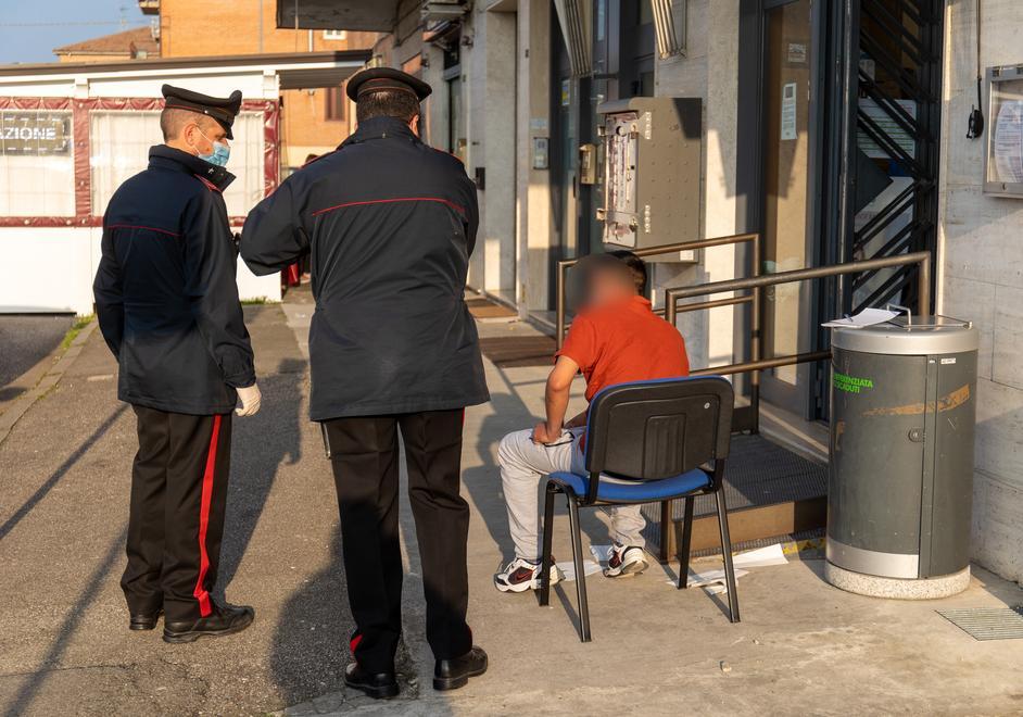 Litigano e finisce a botte