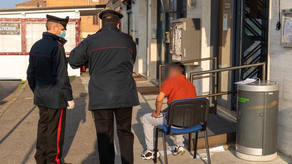 Litigano e finisce a botte