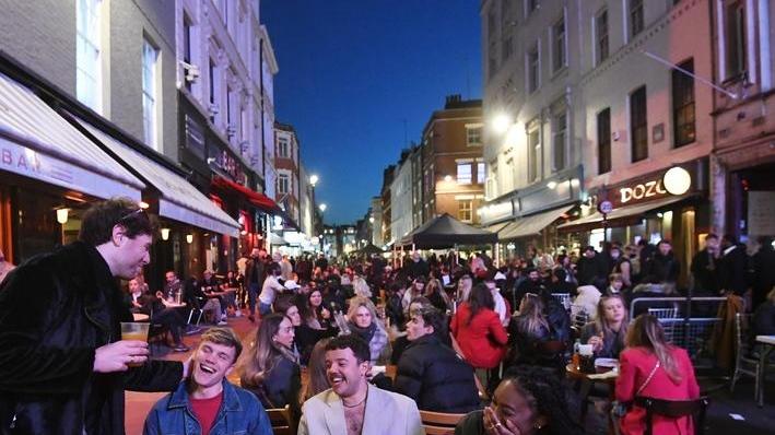 Londra ritorna alla vita, noi ancora indietro