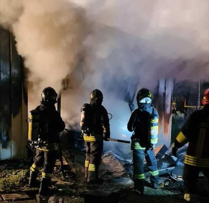 Morto carbonizzato nel rogo della sua roulotte