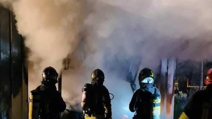 Morto carbonizzato nel rogo della sua roulotte