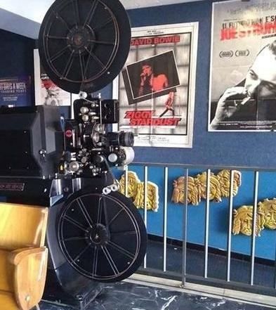 Su il sipario al Costantino: i giovani riaprono il teatro 