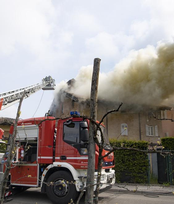 Modena. Brucia una palazzina a Baggiovara, distrutti tre appartamenti. Ecco come è andata