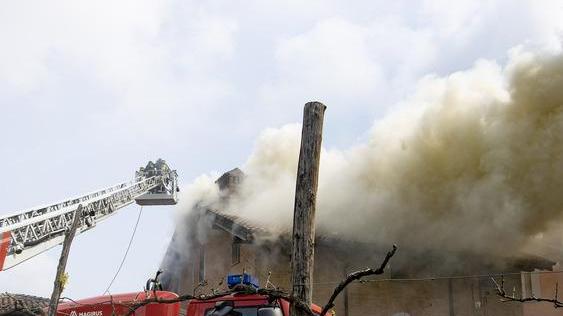 Modena. Brucia una palazzina a Baggiovara, distrutti tre appartamenti. Ecco come è andata