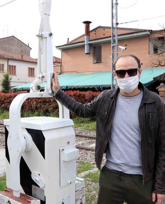 Ferrara, auto intrappolata tra i binari: «Ho alzato la sbarra per liberarla» 