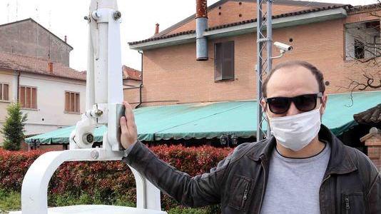 Ferrara, auto intrappolata tra i binari: «Ho alzato la sbarra per liberarla»