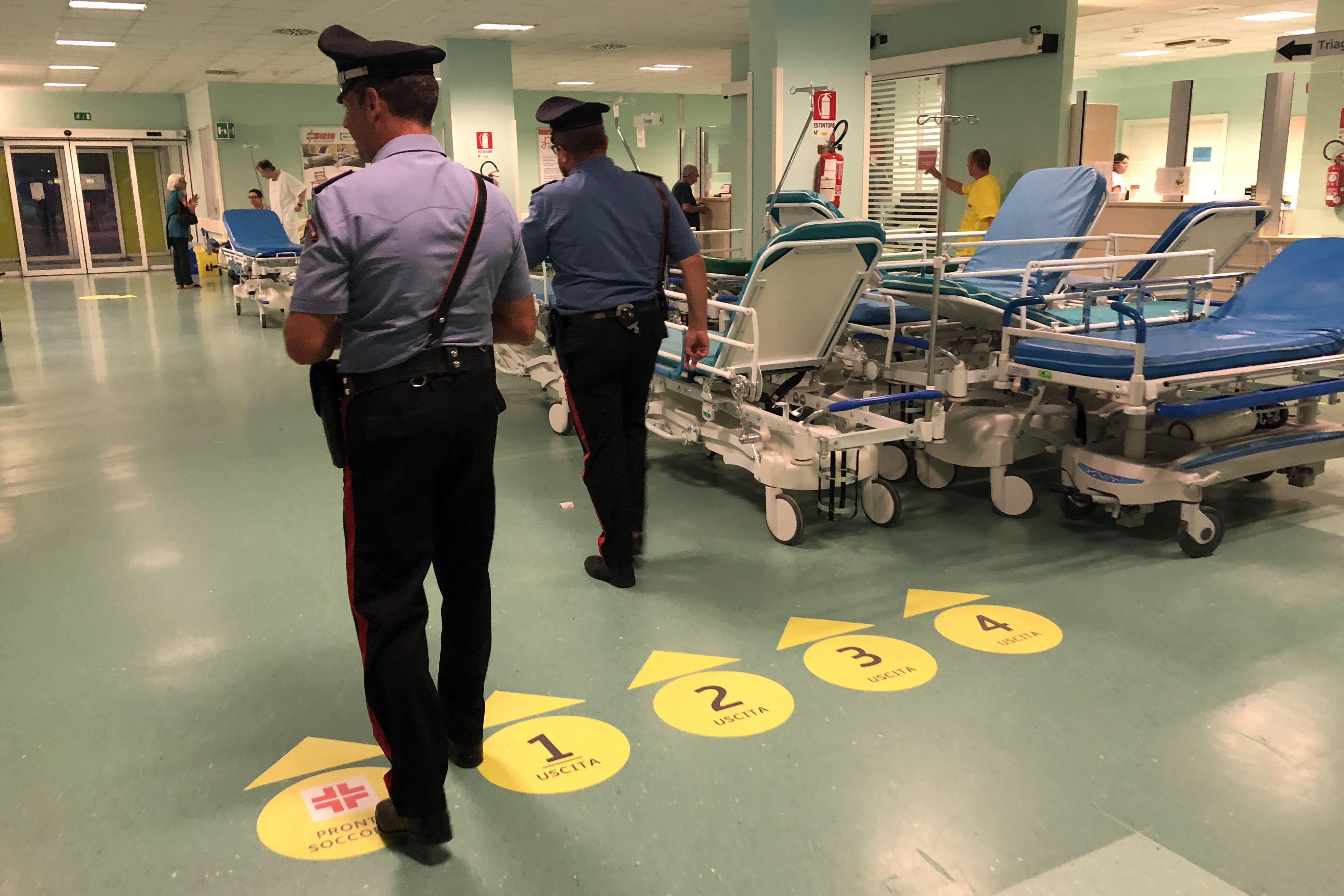 Emergenza coronavirus, i carabinieri in supporto degli anziani per la prenotazione dei vaccini 