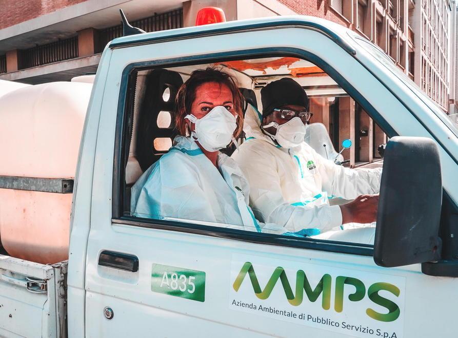 Un mezzo di Aamps impegnato nella disinfezione delle strade
