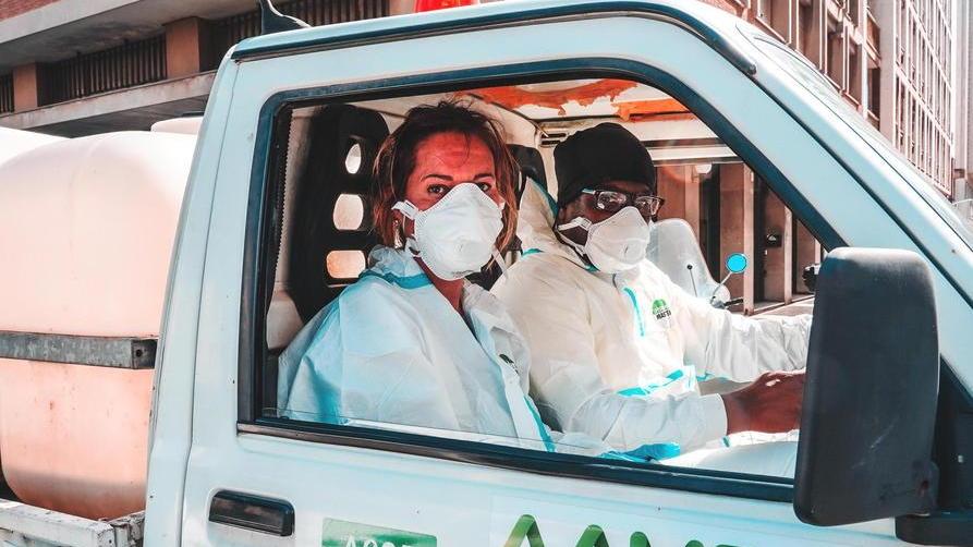 Un mezzo di Aamps impegnato nella disinfezione delle strade