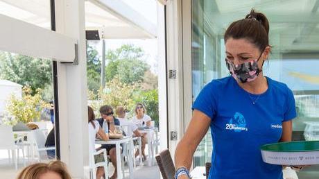 Lido Estensi, c’è chi deve aspettare per i ristoranti nei Bagni