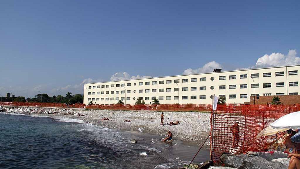 La spiaggia recintata davanti alla ex colonia Torino e accanto un cartello di divieto di accesso a quel tratto di arenile