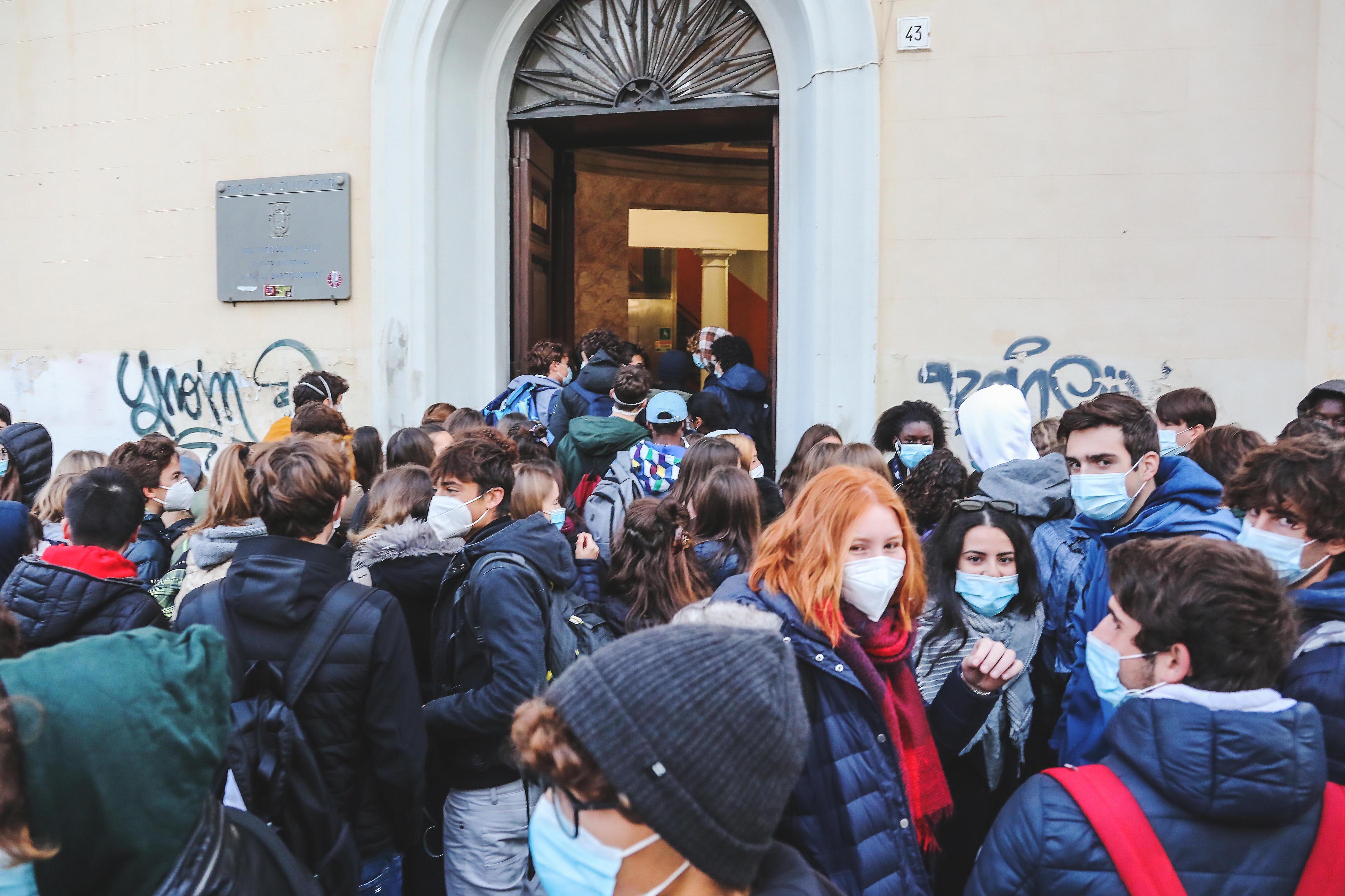 Il primo giorno di scuola dei ragazzi dell’Enriques alla succursale di via Goldoni