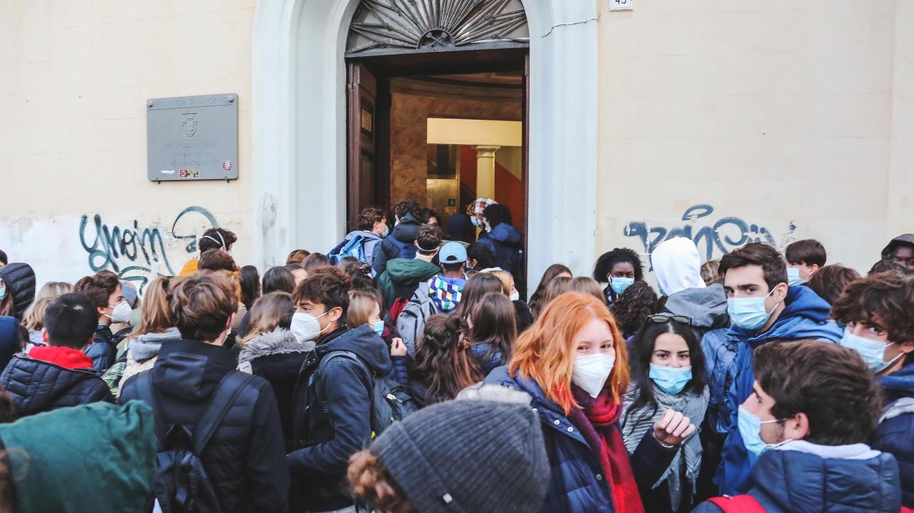 Il primo giorno di scuola dei ragazzi dell’Enriques alla succursale di via Goldoni
