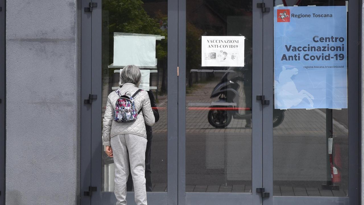 Una donna davanti al centro vaccinale Aurelia Antica che ieri mattina era chiuso