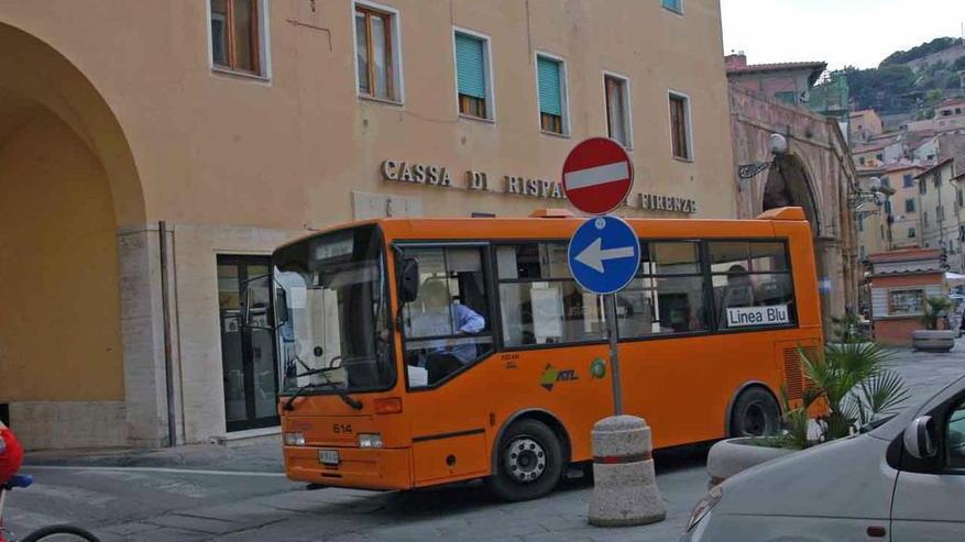 Elba, più linee di bus e coincidenze coi traghetti: ecco il piano della Provincia per i trasporti
