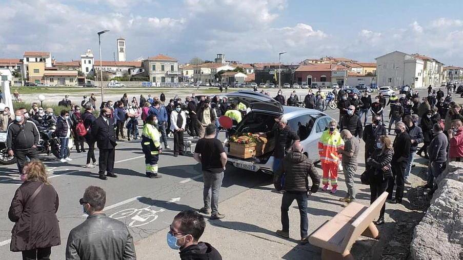 Il rombo delle moto e i palloncini per salutare “Bomber” Emiliano