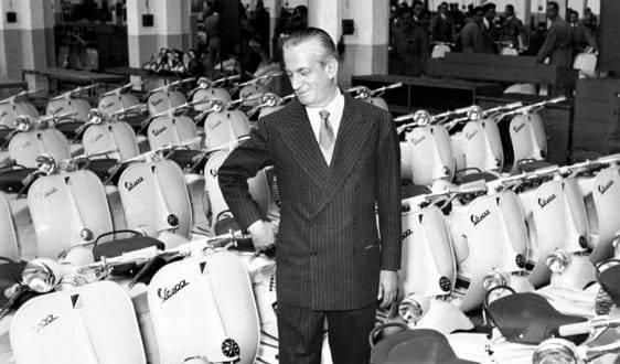 Enrico Piaggio in una foto scattata nello stabilmento di Pontedera