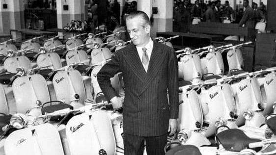 Enrico Piaggio in una foto scattata nello stabilmento di Pontedera