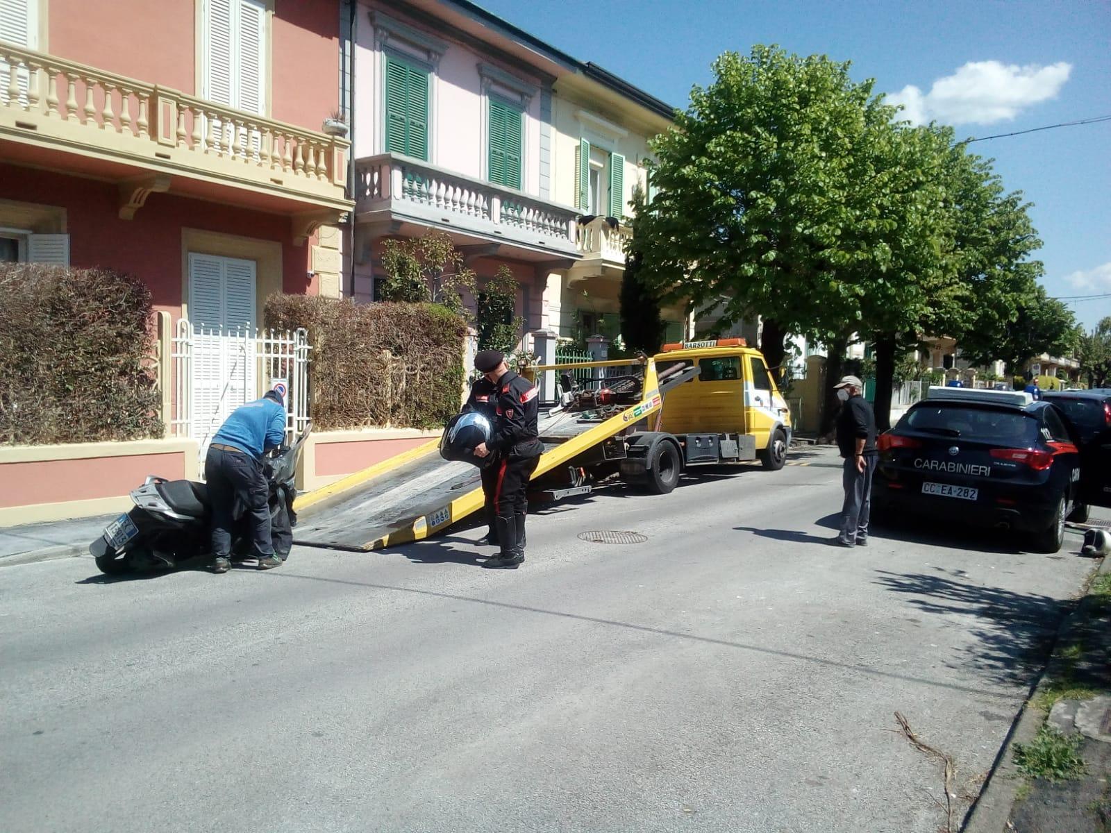 Inseguito dai carabinieri di Viareggio fa un incidente e scappa