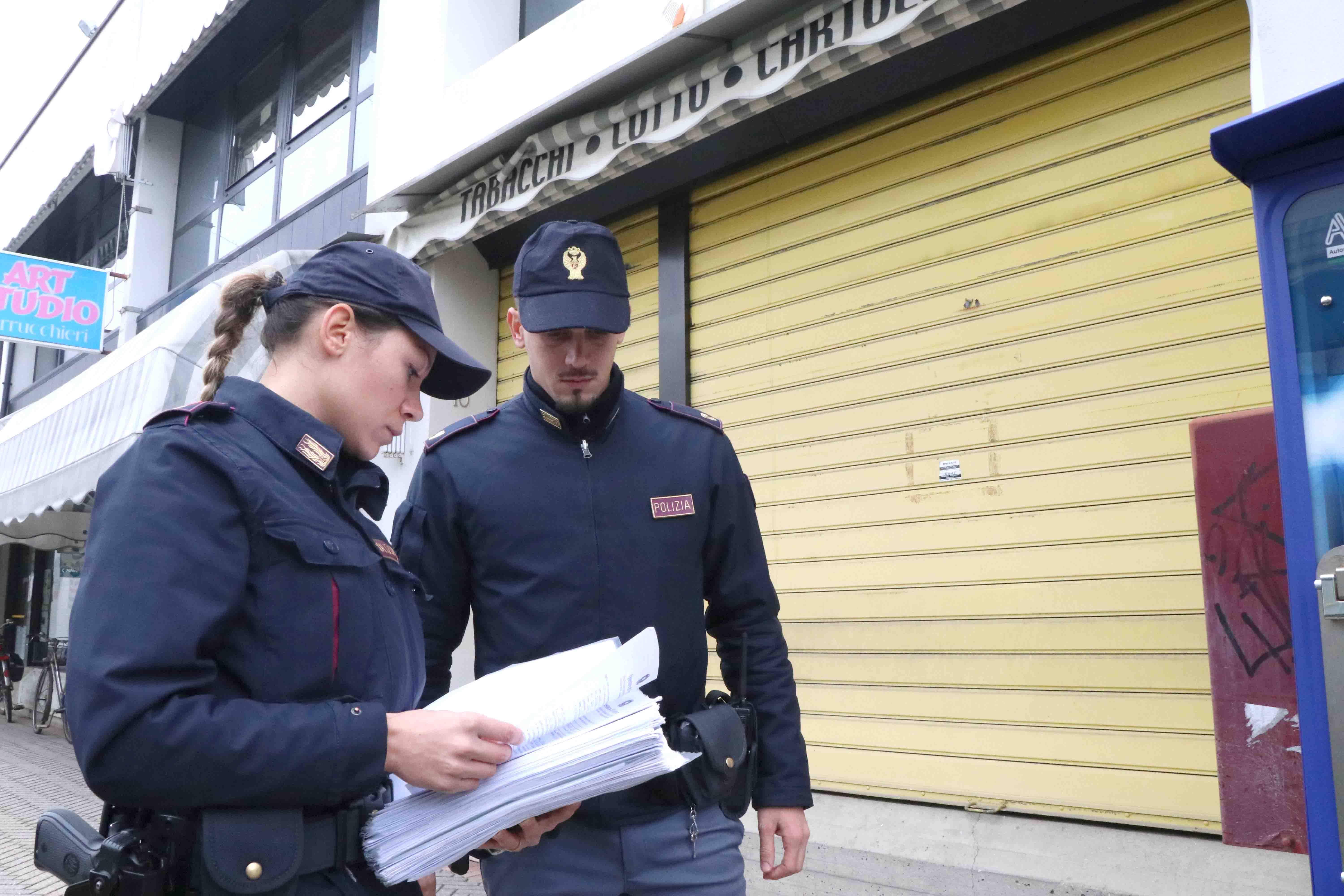 Ferrara, due minorenni sorpresi a rubare vestiario in un negozio